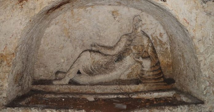 Ancient Rock-Carved Tomb Unearthed in Southeastern Türkiye’s Şanlıurfa