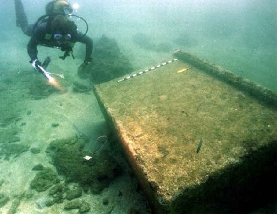 The monumental base lying on the sea bed
(photograph HIAMAS).