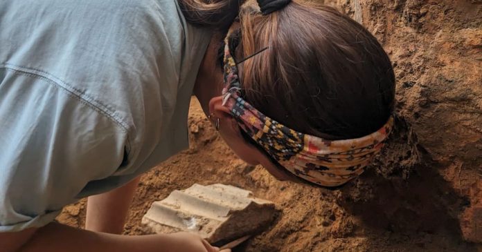 The marble column discovered at Casas del Turuñuelo