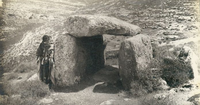 Conders-dolmen-photo