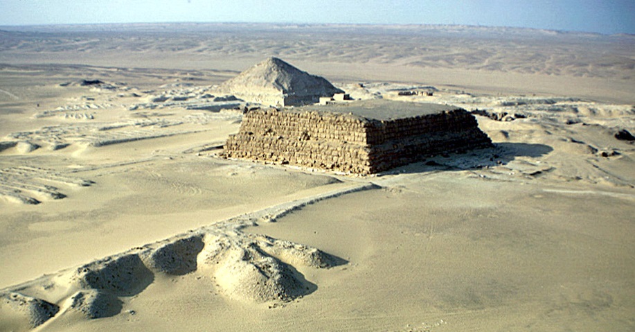 Zawyet el Aryan Plateau. The mastaba Z-500 in the foreground and the pyramid of layers in the background of the image