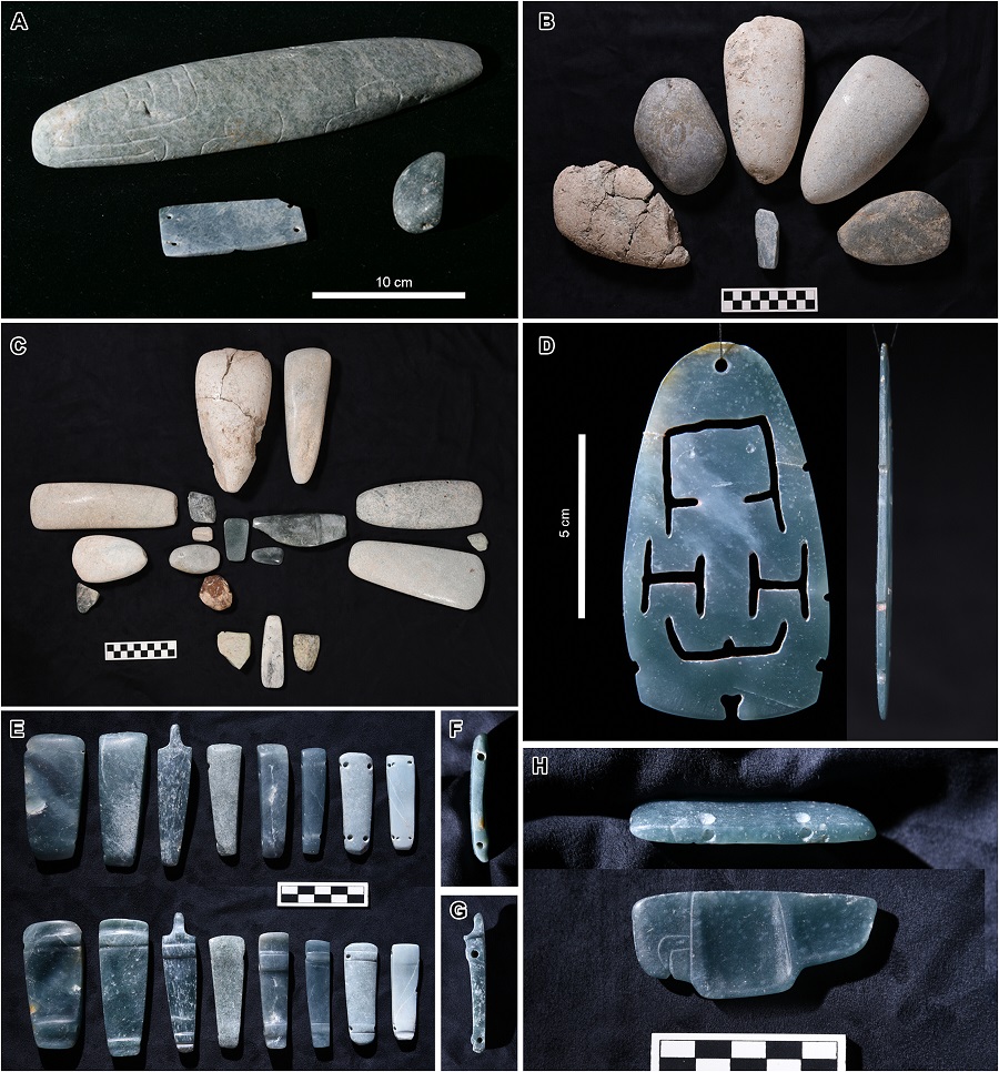 Greenstone artifacts at Aguada Fénix 